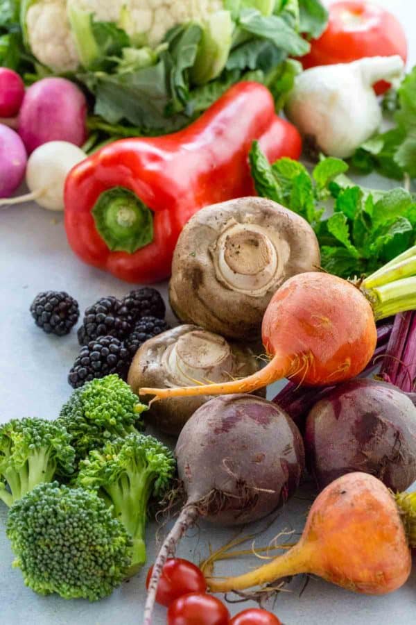 组成素食饮食的水果和蔬菜照片