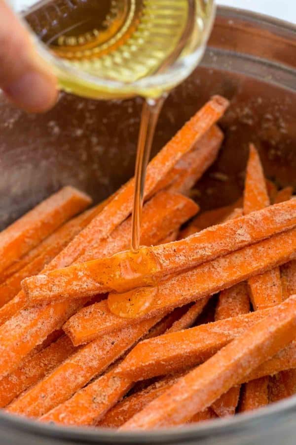 将橄榄油淋在红薯片上