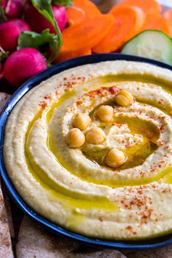 碗垂湿在皮塔饼芯片和蔬菜浸洗