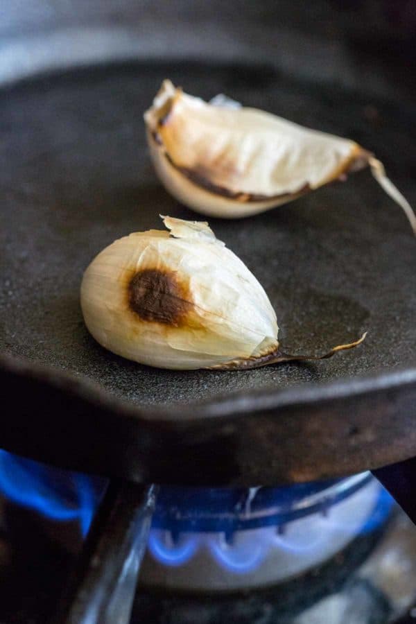 烤在铸铁煎锅的大蒜丁香