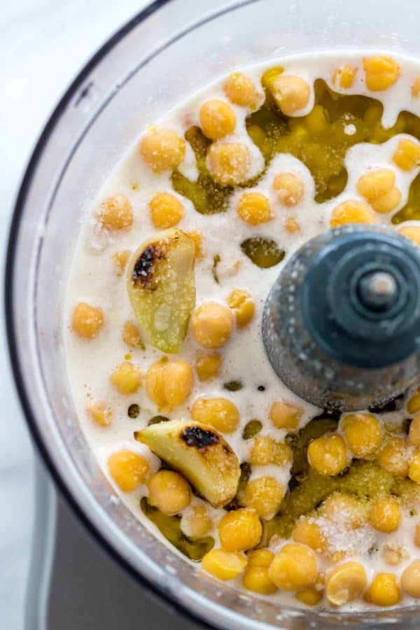 如何在食品加工机中制作鹰嘴豆泥的配料