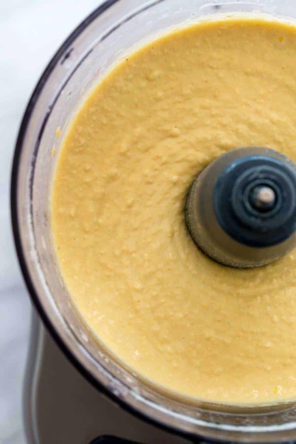 将自制鹰嘴豆泥放入食品加工机中