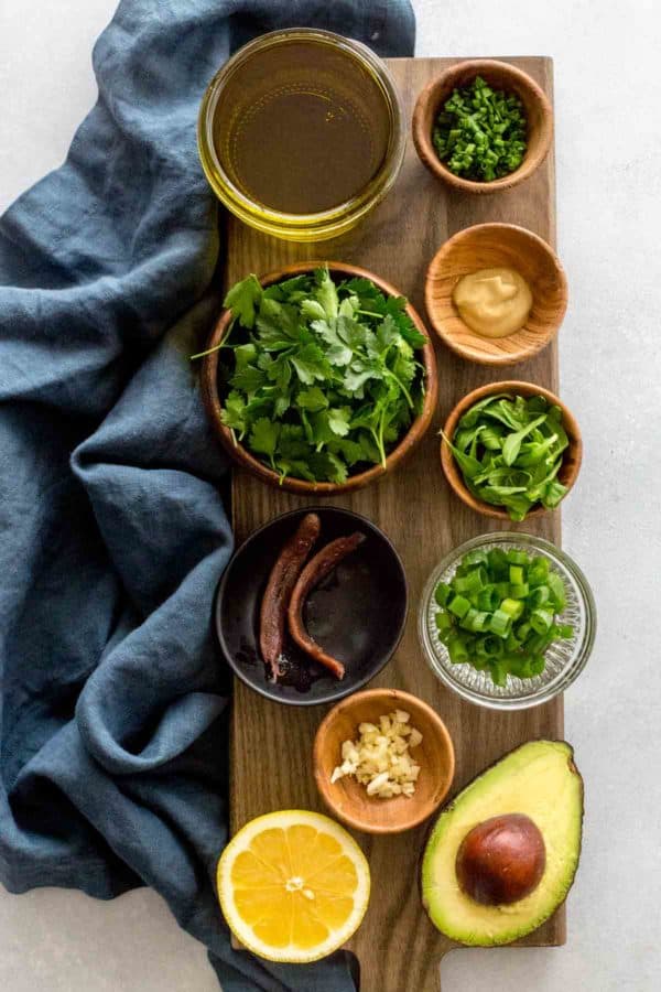 在桌子上预先分配沙拉酱成分