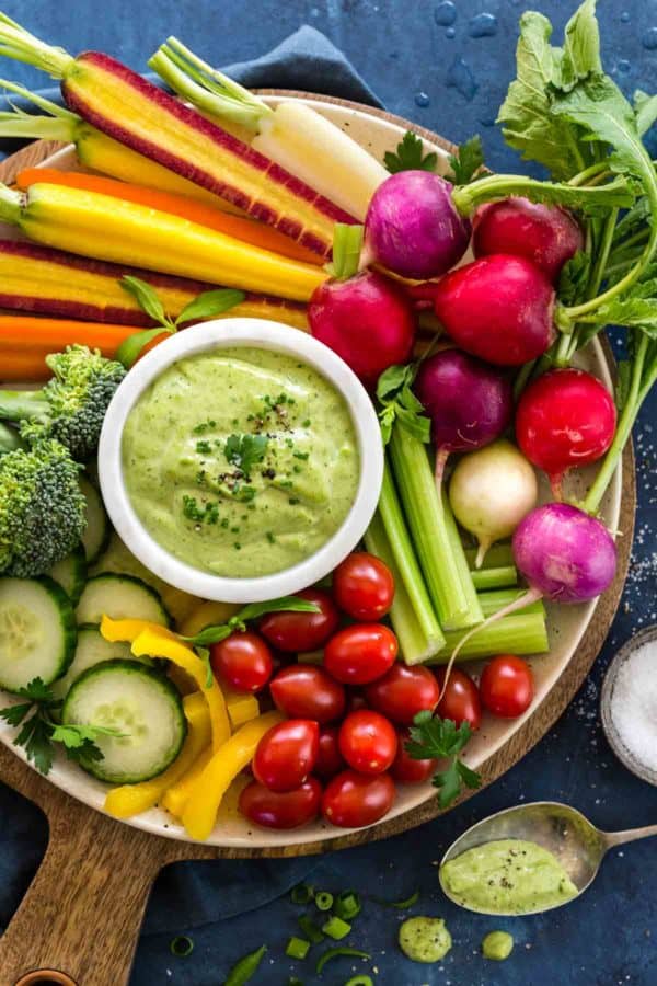 绿色女神调味品放在蔬菜盘上