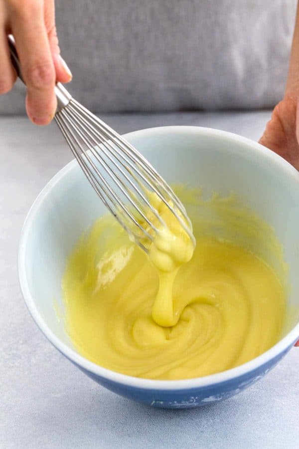 在碗里搅拌自制蛋黄酱的人