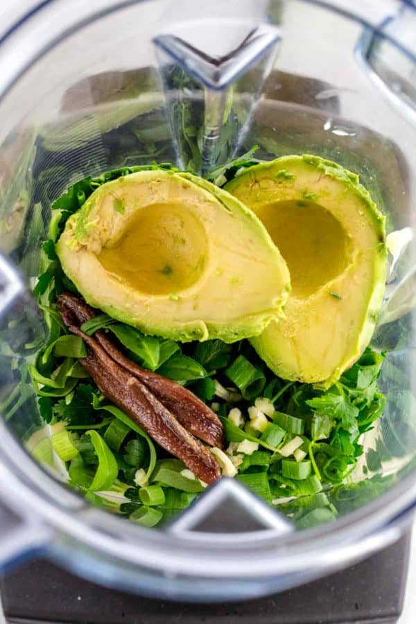 用搅拌机搅拌鳄梨和凤尾鱼