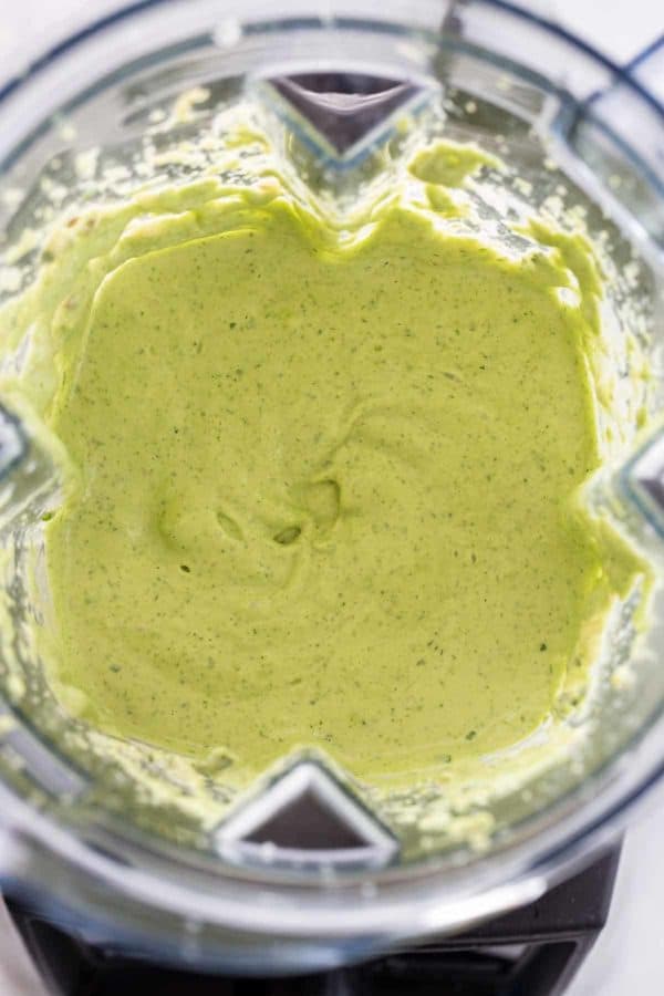 在搅拌机里搅拌成泥的绿色女神