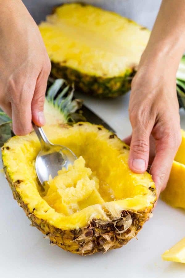 雕刻菠萝碗的人服务食物