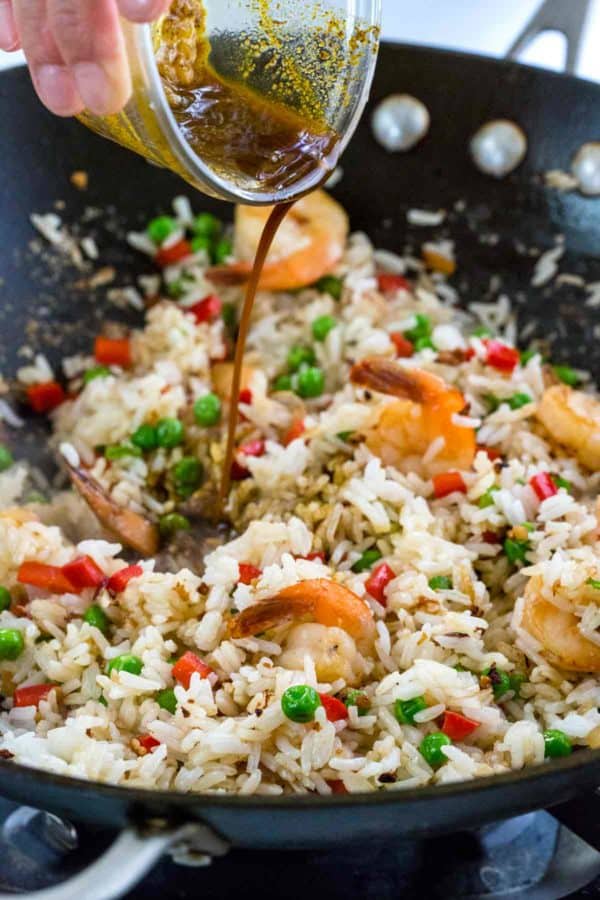 用米饭和虾倒入炒炒锅