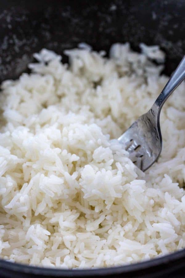 茉莉米饭在锅里烹饪