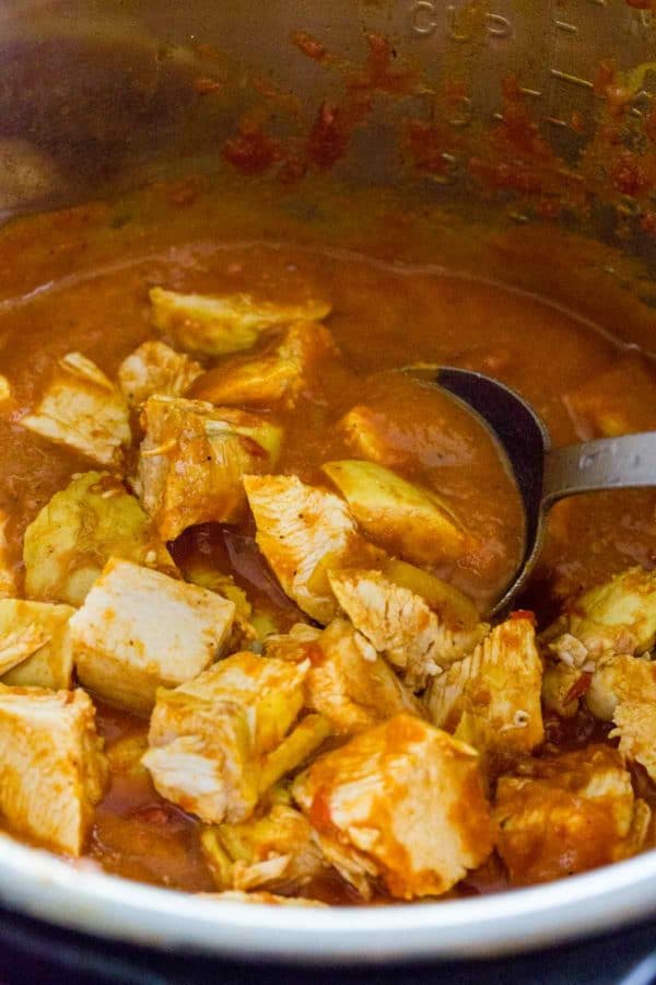 在酱汁烹调的立方鸡肉里面的鸡肉里面