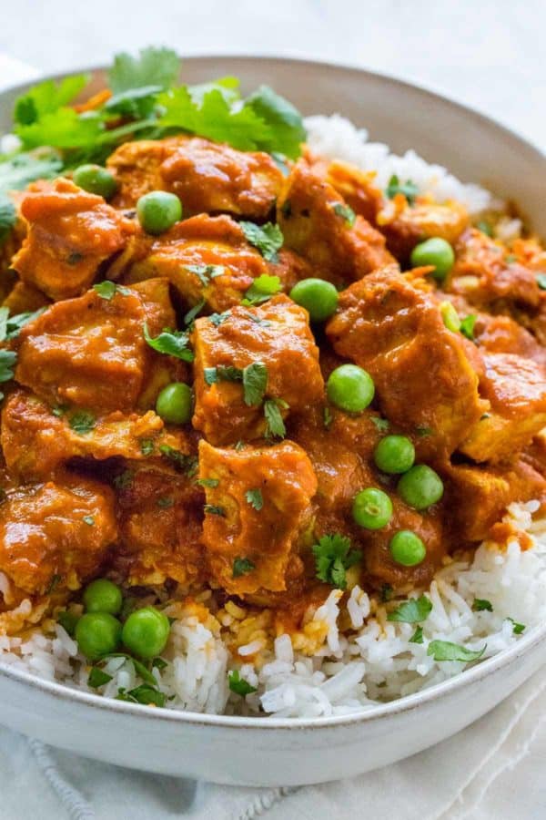 在一个碗的速溶罐黄油鸡在白米