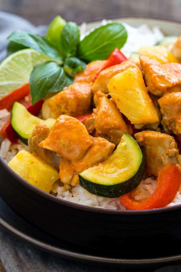 快煲泰式咖喱鸡在碗里装满了白米饭