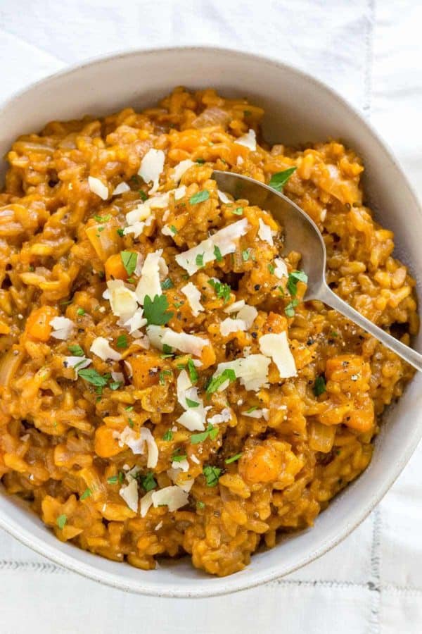 顶上一碗的照片一碗胡桃南瓜烩饭与放置在上面的匙子