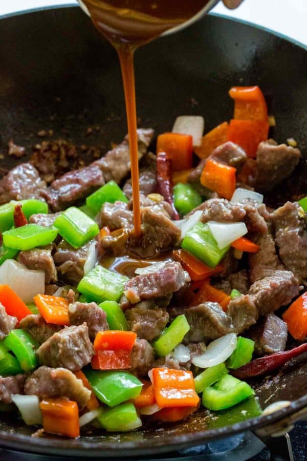 把牡蛎酱倒在牛奶和蔬菜的牛奶