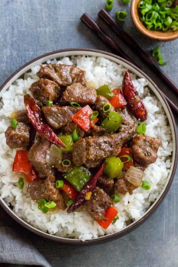 上下射击一碗的射击在与中国蒙古牛肉食谱的一张桌上