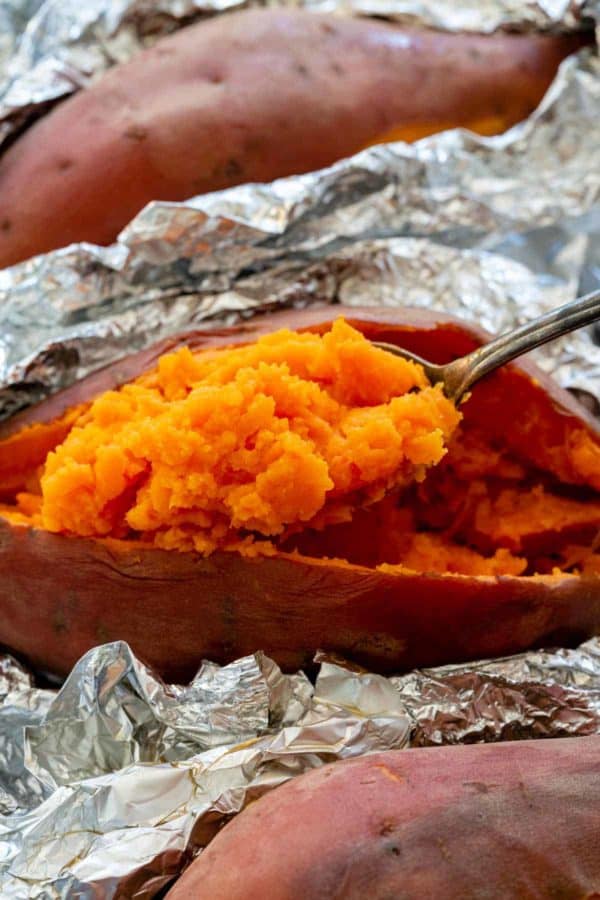 用叉子舀烤红薯的内部