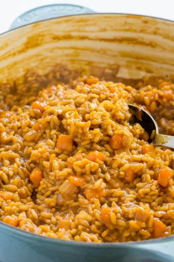 勺子混合的胡桃南瓜烩饭在一个大锅