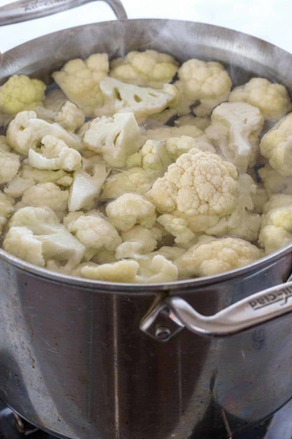 切碎的花椰菜小花在汤锅里煮沸