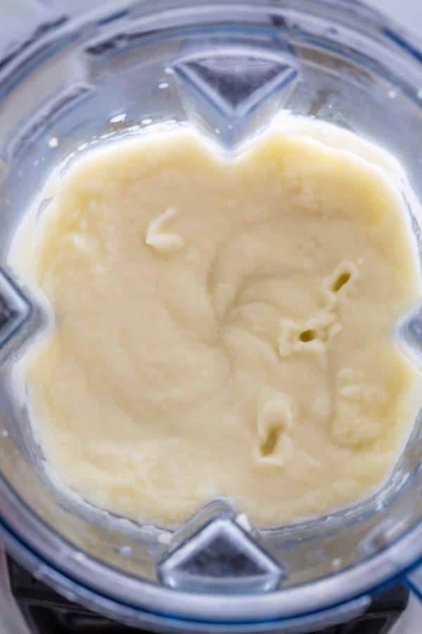 搅拌机里的花椰菜土豆泥