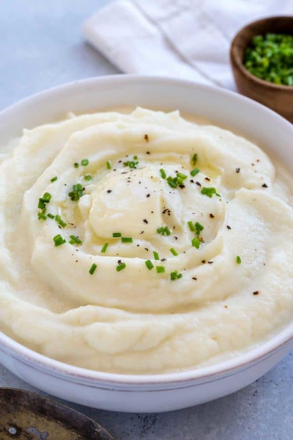 一碗花椰菜土豆泥加黄油和韭菜