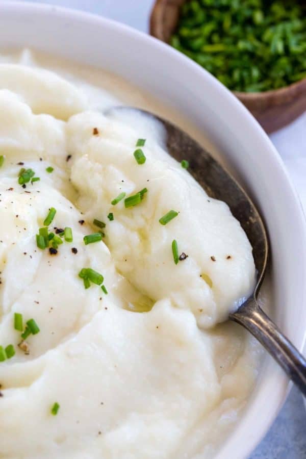 用汤匙盛在碗里的花椰菜土豆泥