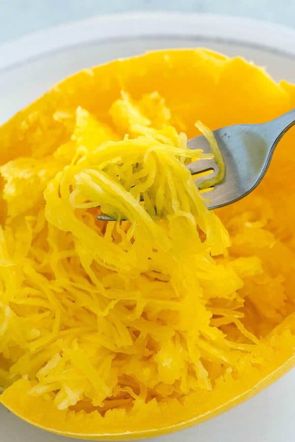 从微波的意大利面南瓜叉抬起股