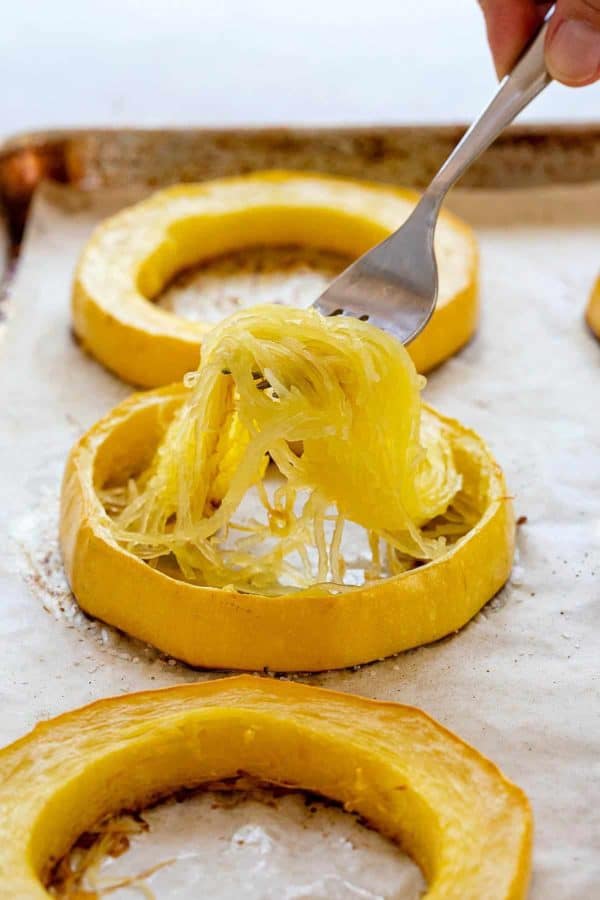 从薄片锅上的切片环举起烤意粉南瓜