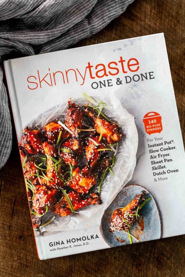 在切菜板上放一本《瘦味一号》和《熟了》烹饪书