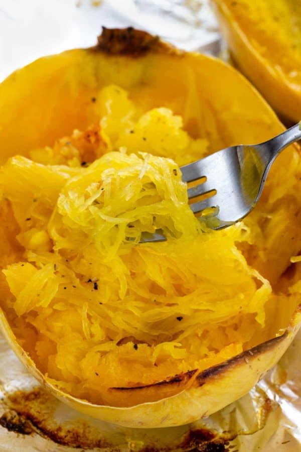 叉子刮烤的意大利面南瓜的内部