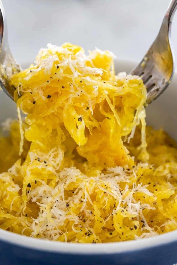 两个叉子,将烤南瓜粉、奶酪和黑胡椒混合在一起