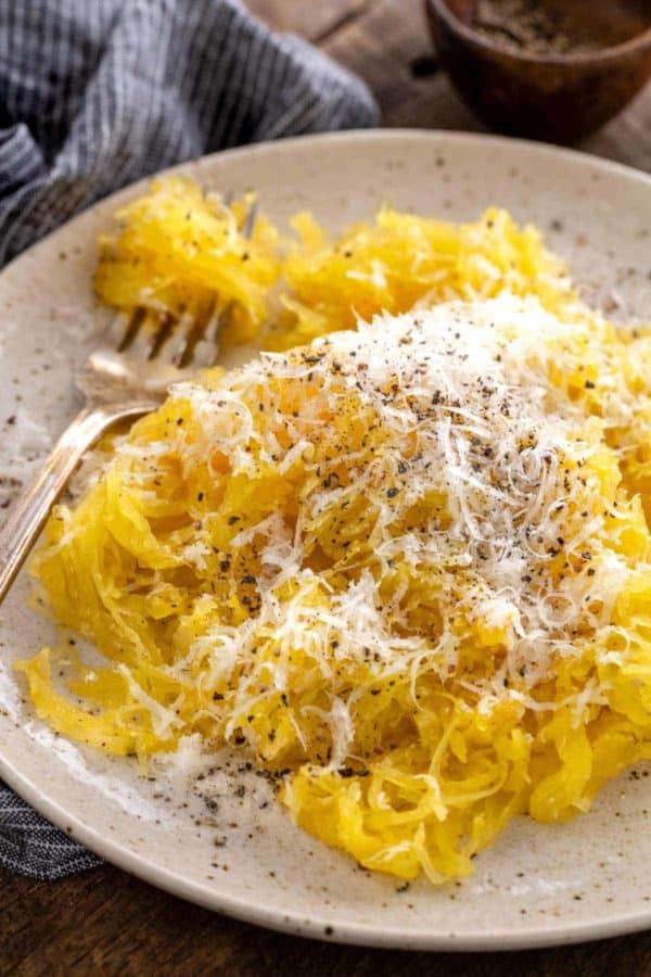 用烤意大利细面条做成的盘子里放着可可和佩佩