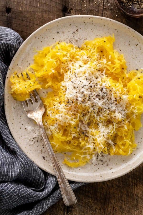 俯视一盘上面撒着奶酪和胡椒粉的黑胡椒起司起司