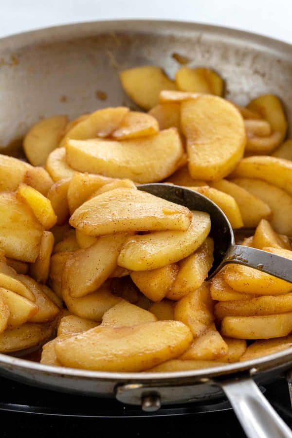 蜜脆苹果片sautéing在平底锅