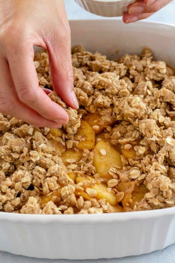 在砂锅菜里往苹果脆上加酥皮的人