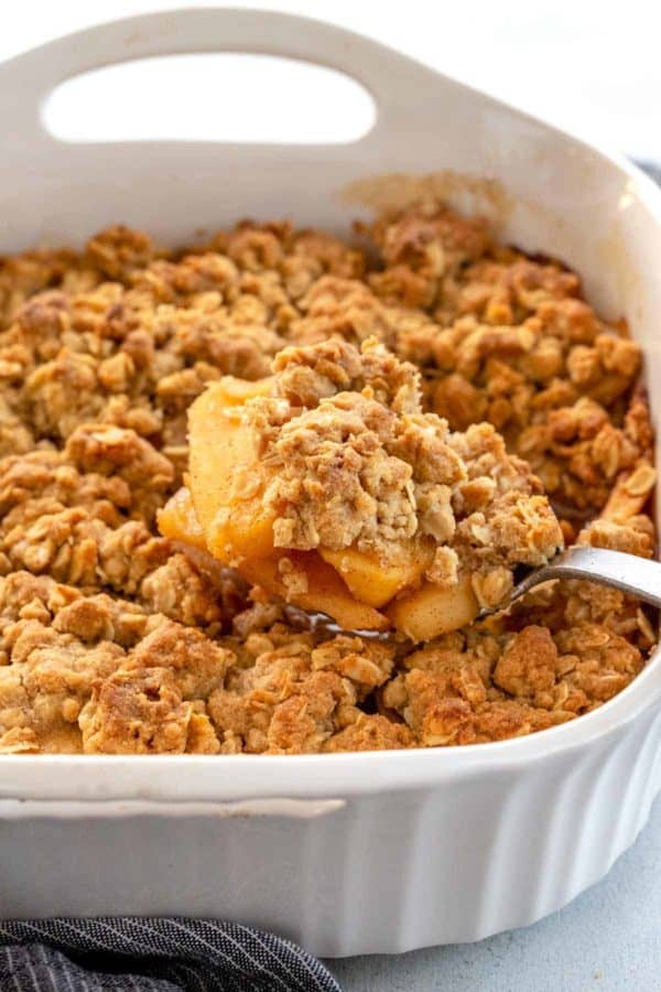 从烤箱中取出的苹果脆片配以砂锅菜的金黄酥脆