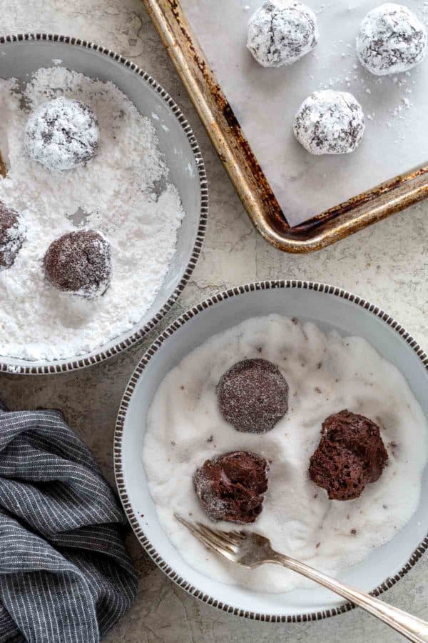 显示涂在糖的曲奇饼面团的步的照片