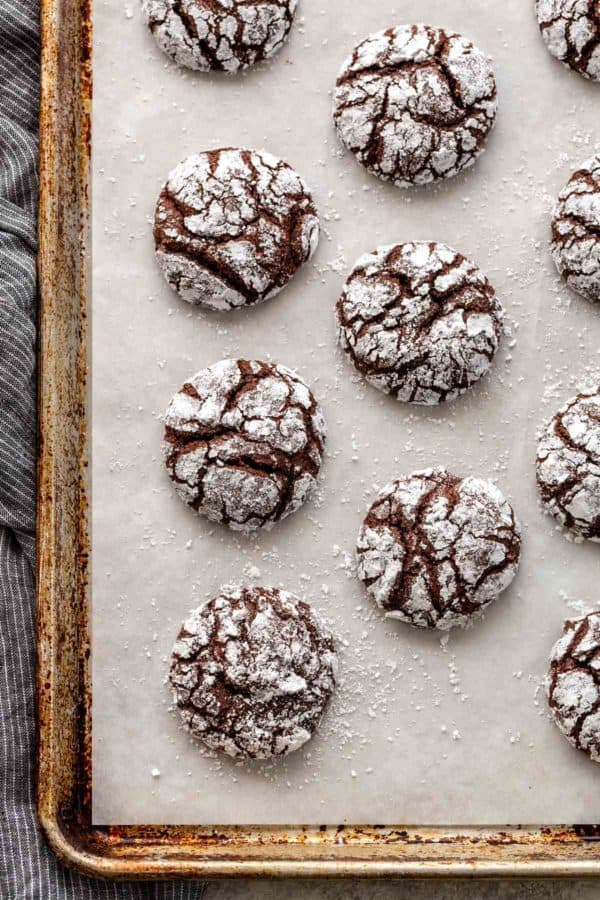 顶视图的烘烤的皱纹曲奇饼在板料盘子内衬用羊皮纸