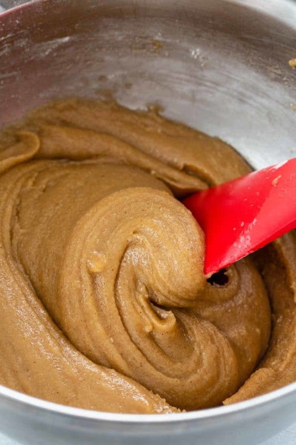 糖和棕色黄油燕麦饼干面团混合在一个碗中