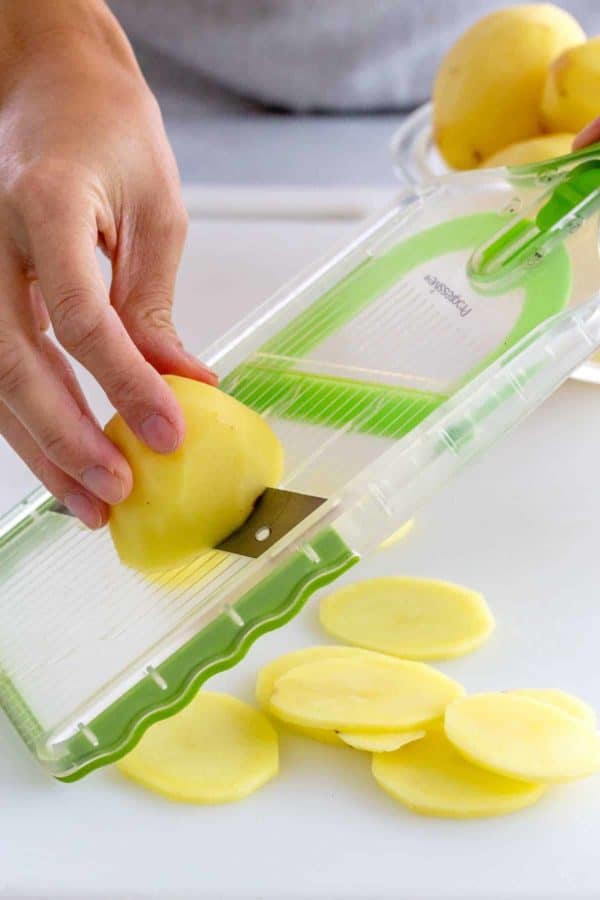 在曼陀罗上切土豆的人