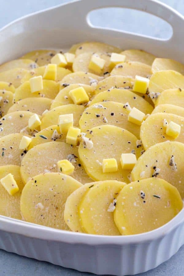 在切片的土豆上放上小方块黄油