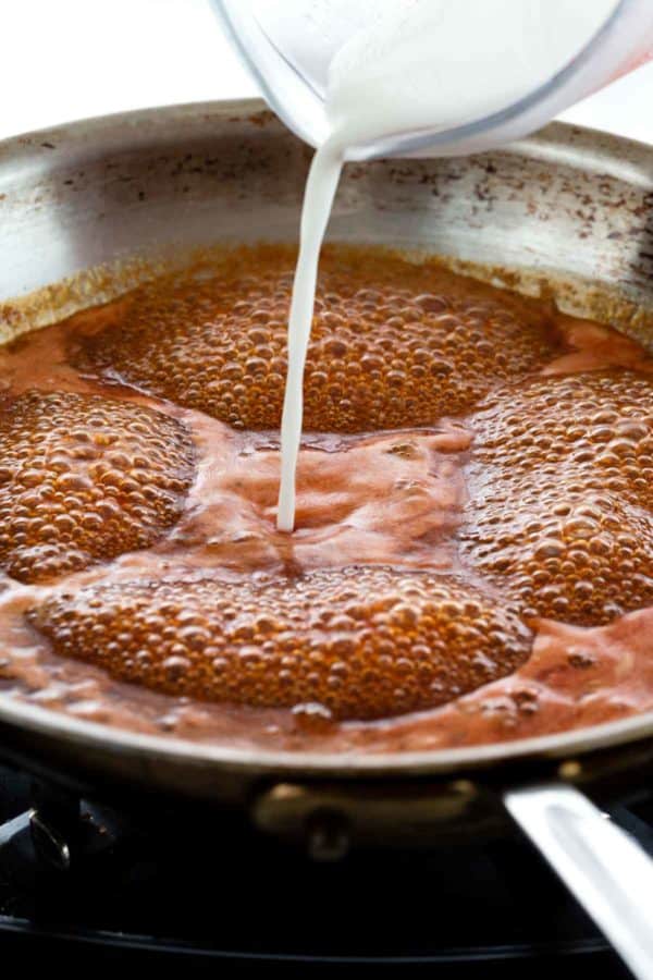 玉米淀粉浆料倒入锅中用泡泡液