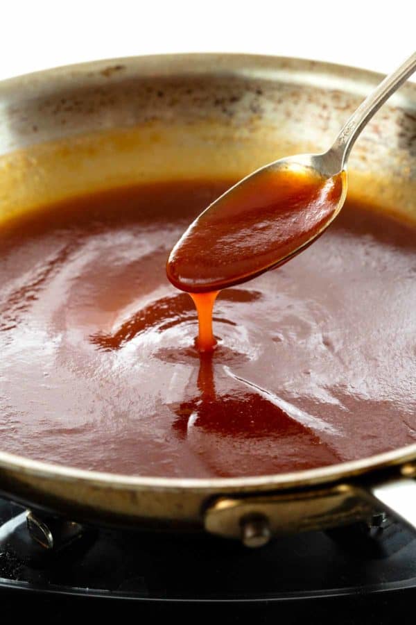 勺子举起甜蜜和酸酱的勺子出锅