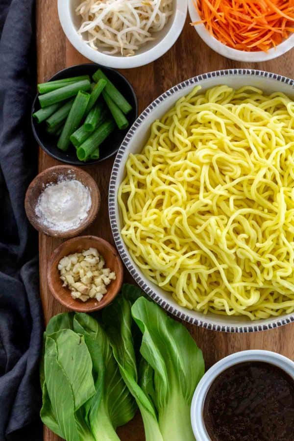 鸡肉捞面的原料摊在桌子上