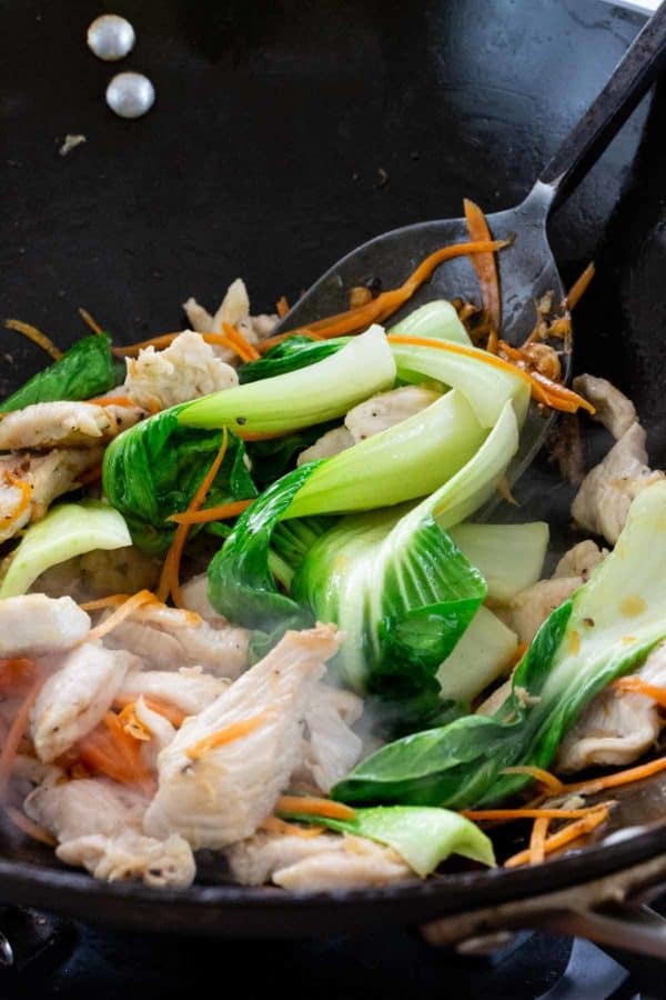 蔬菜和鸡在炒锅里烹饪