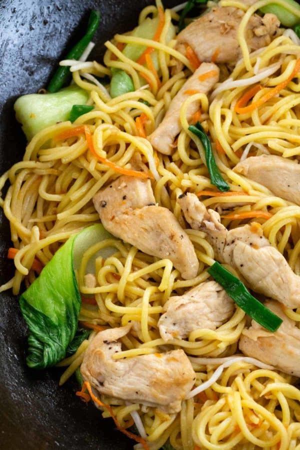 鸡罗mein烹饪炒锅里面