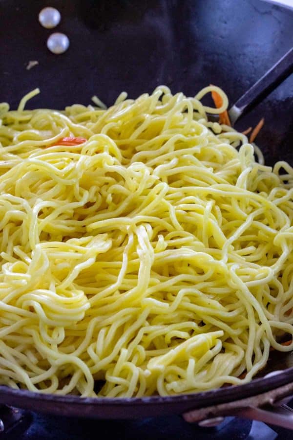 罗梅面条在炒锅上烹饪