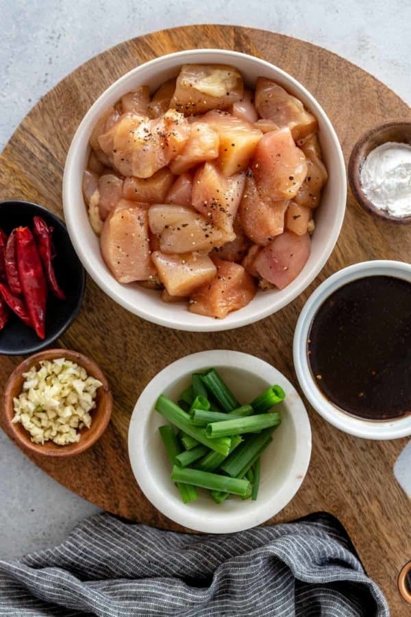 将左宗棠鸡的配料预先放在小碗里