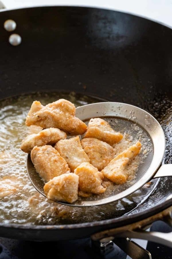 在炒锅的深煎鸡蛋