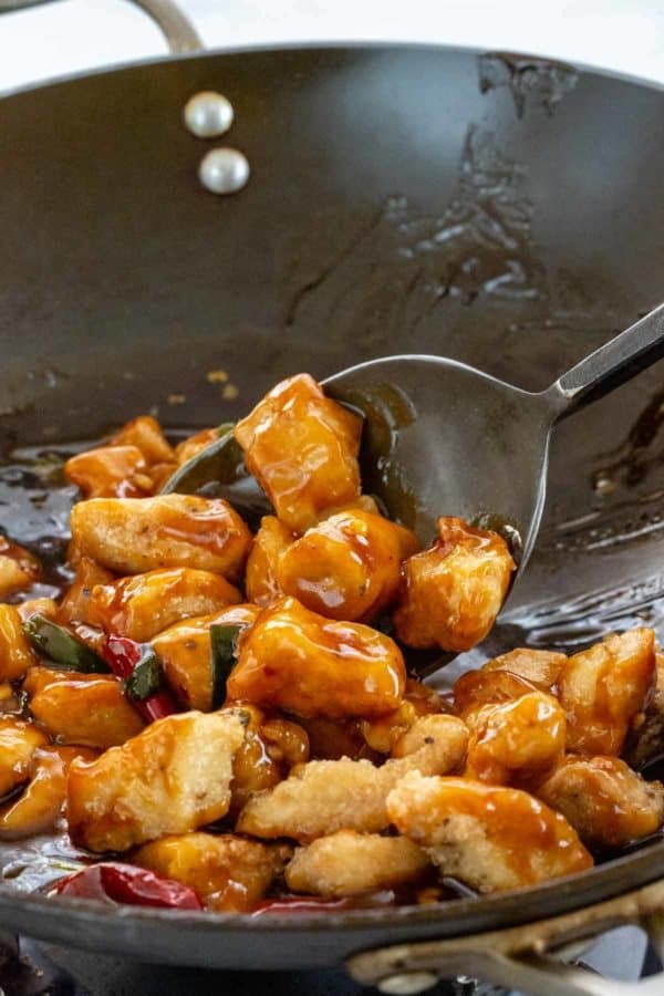 斯皮拉拉搅拌鸡和酱汁在炒锅里面